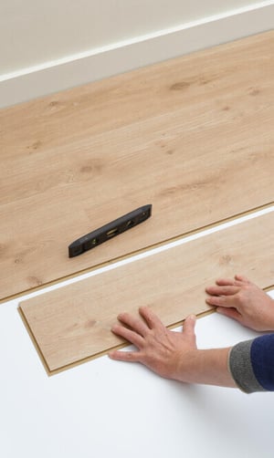 Pose d’un nouveau revêtement de sol en 8 étapes : mode d’emploi