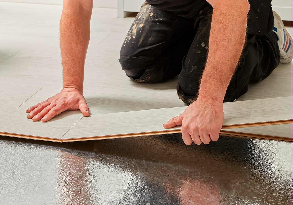 Floor installation with a separate underlay