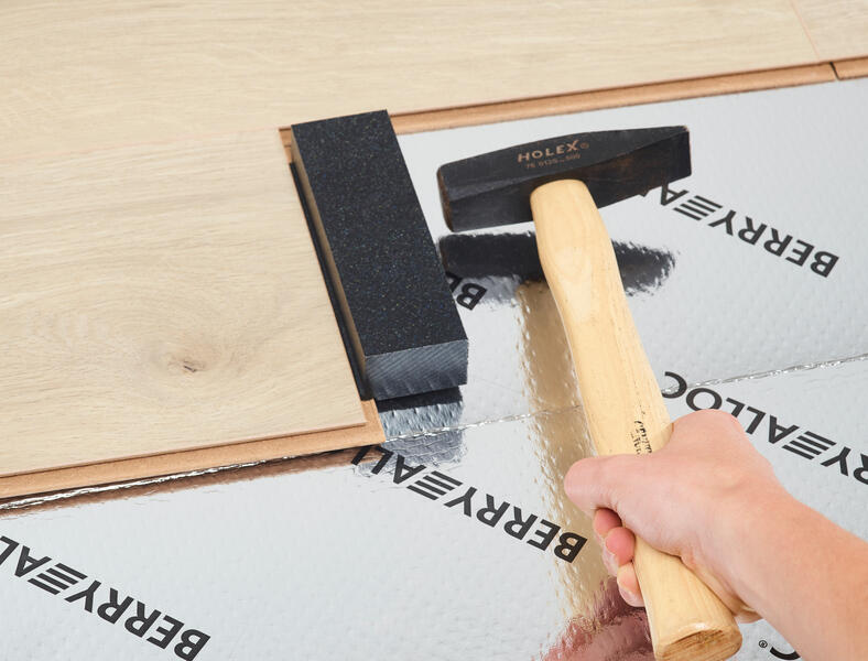 Installation with tapping block on an underlay