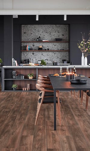 How do you use black and wood in the kitchen for a warm, trendy look?