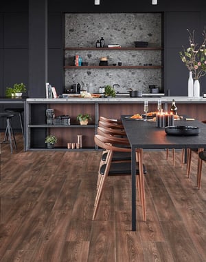 Comment marier le noir et le bois dans une cuisine pour un look chaleureux et tendance ?